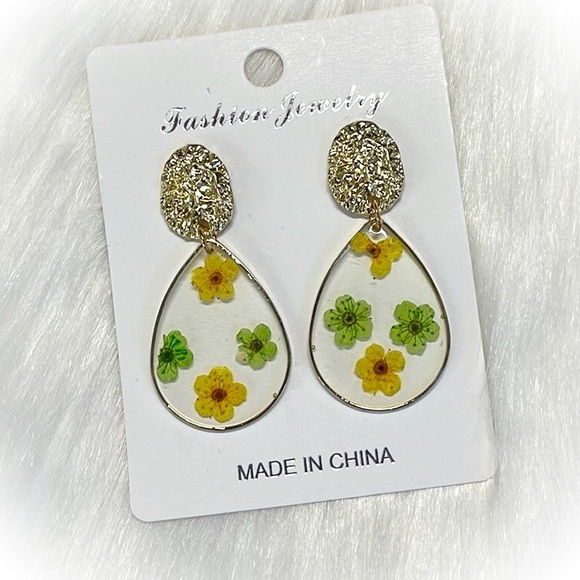 💕Fun Floral Fashion Earrings💕 - Picture 2 of 5